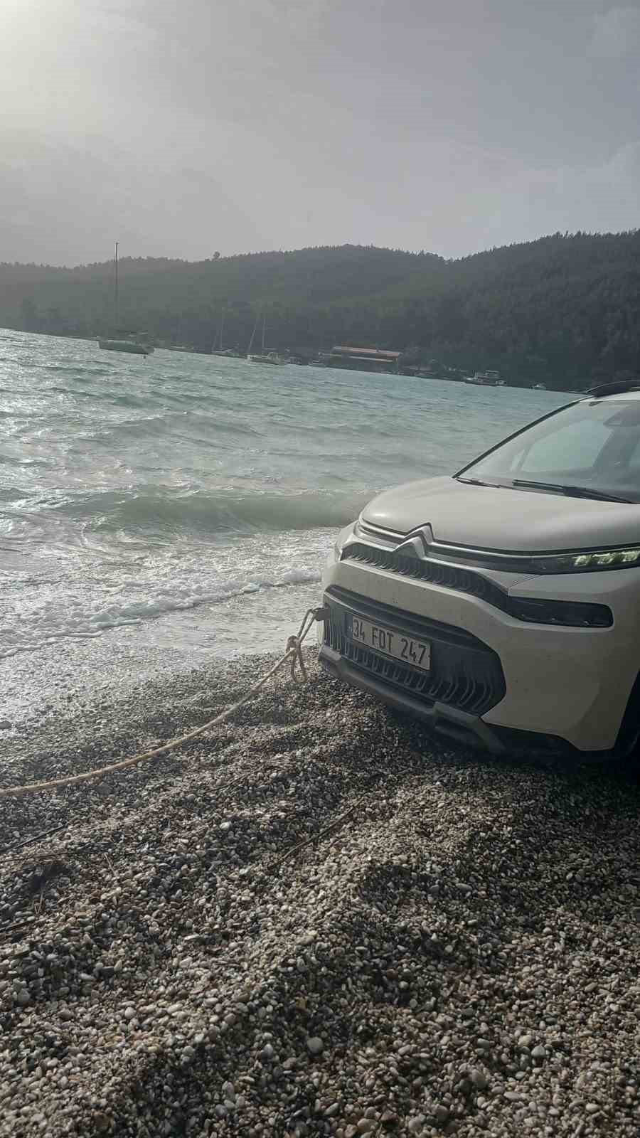 Akbük’te şiddetli fırtına ve sağanak hayatı olumsuz etkiledi
