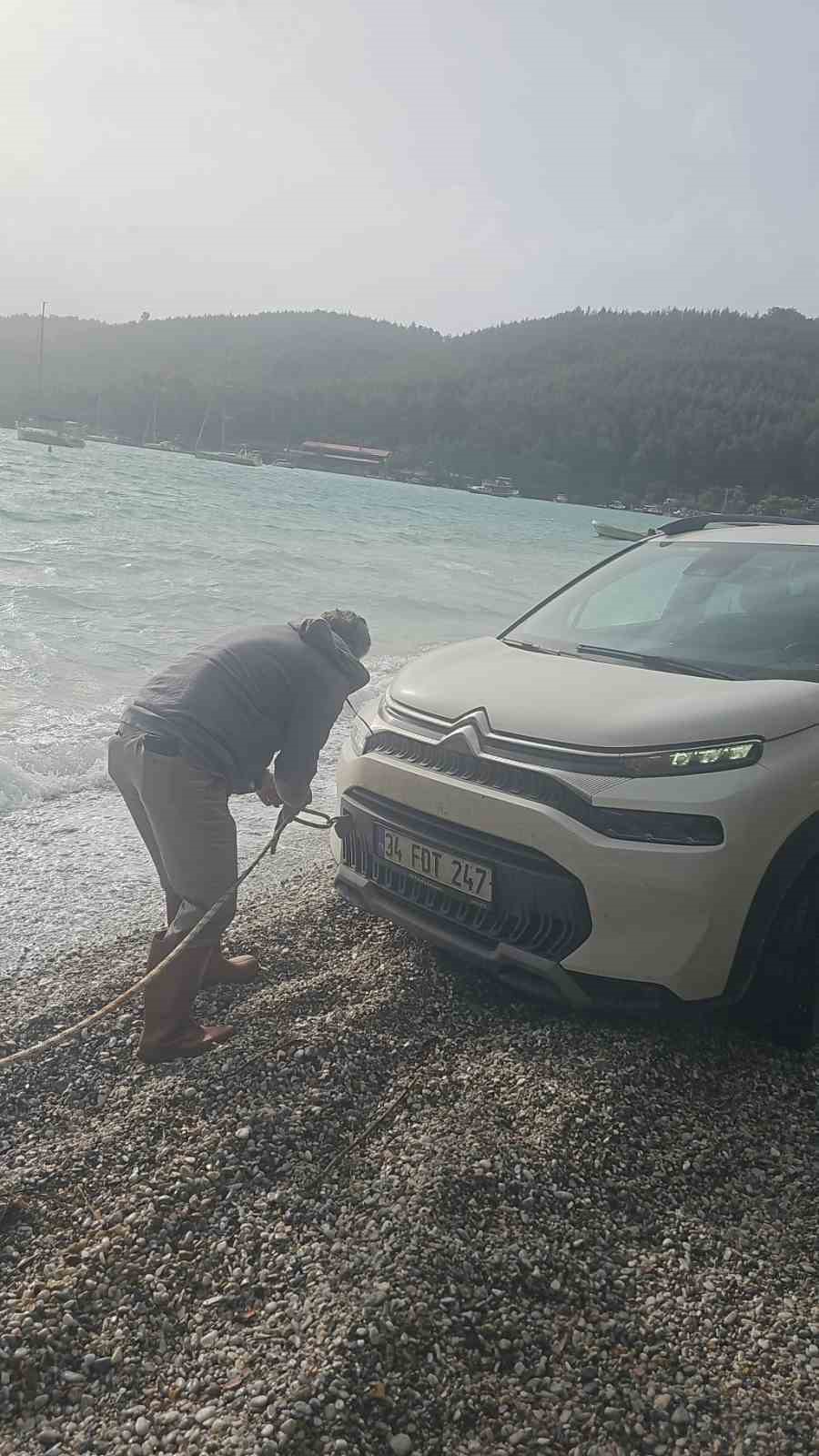 Akbük’te şiddetli fırtına ve sağanak hayatı olumsuz etkiledi
