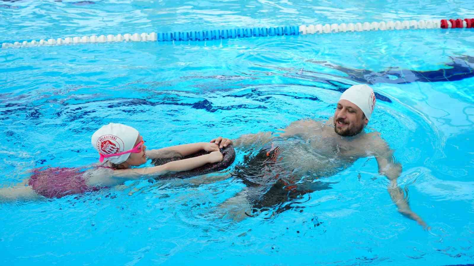 Akçaabat Belediyesi yüzme kursu ilk kursiyerlerini uğurladı
