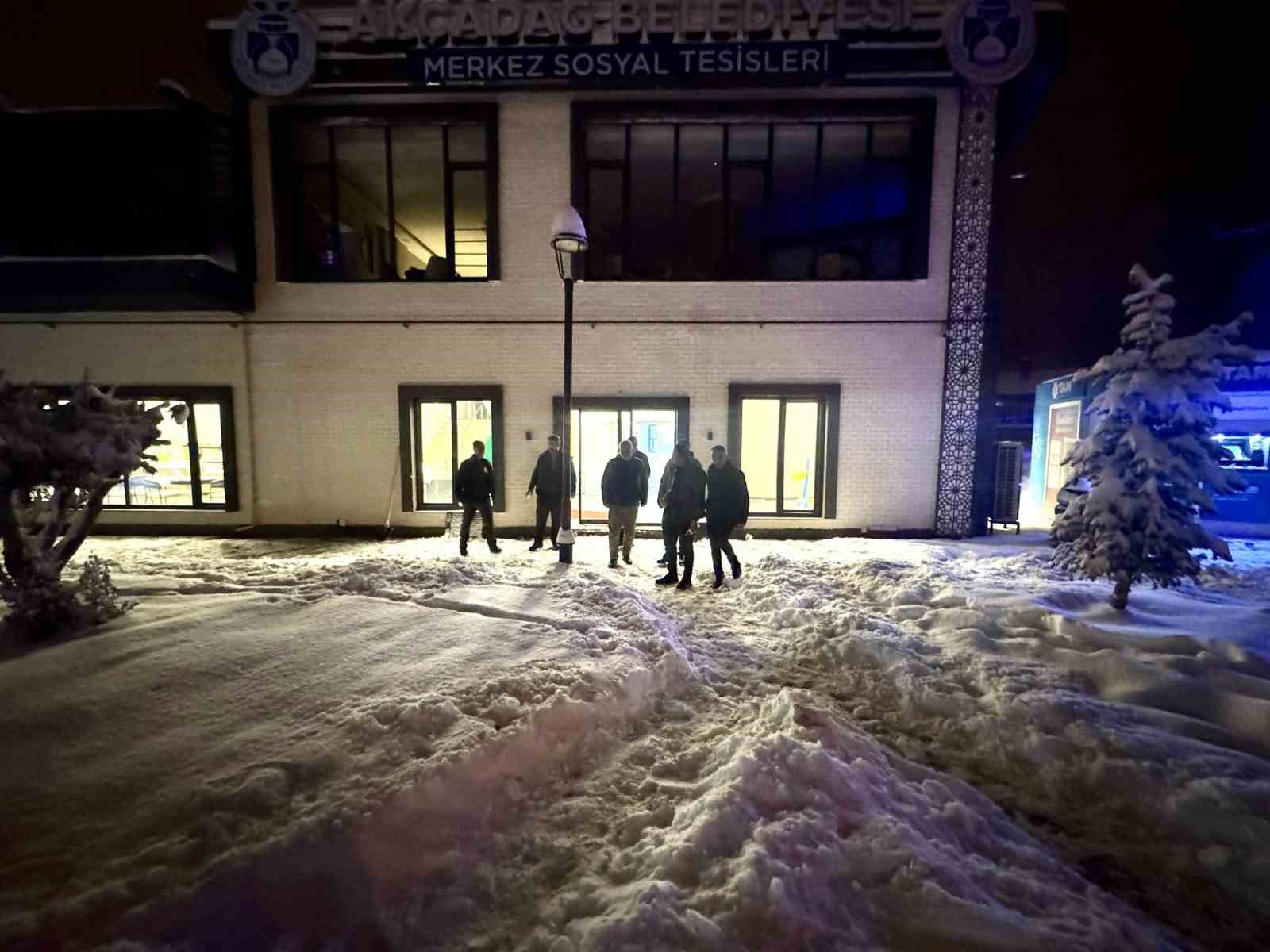 Akçadağ Belediyesi’nin kar mesaisi sürüyor
