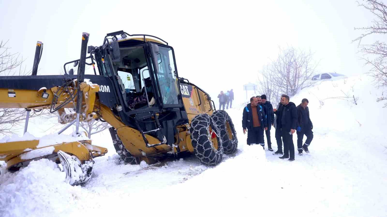 Akçadağ’da kar nedeniyle yoldan çıkan iş makinesi kurtarıldı
