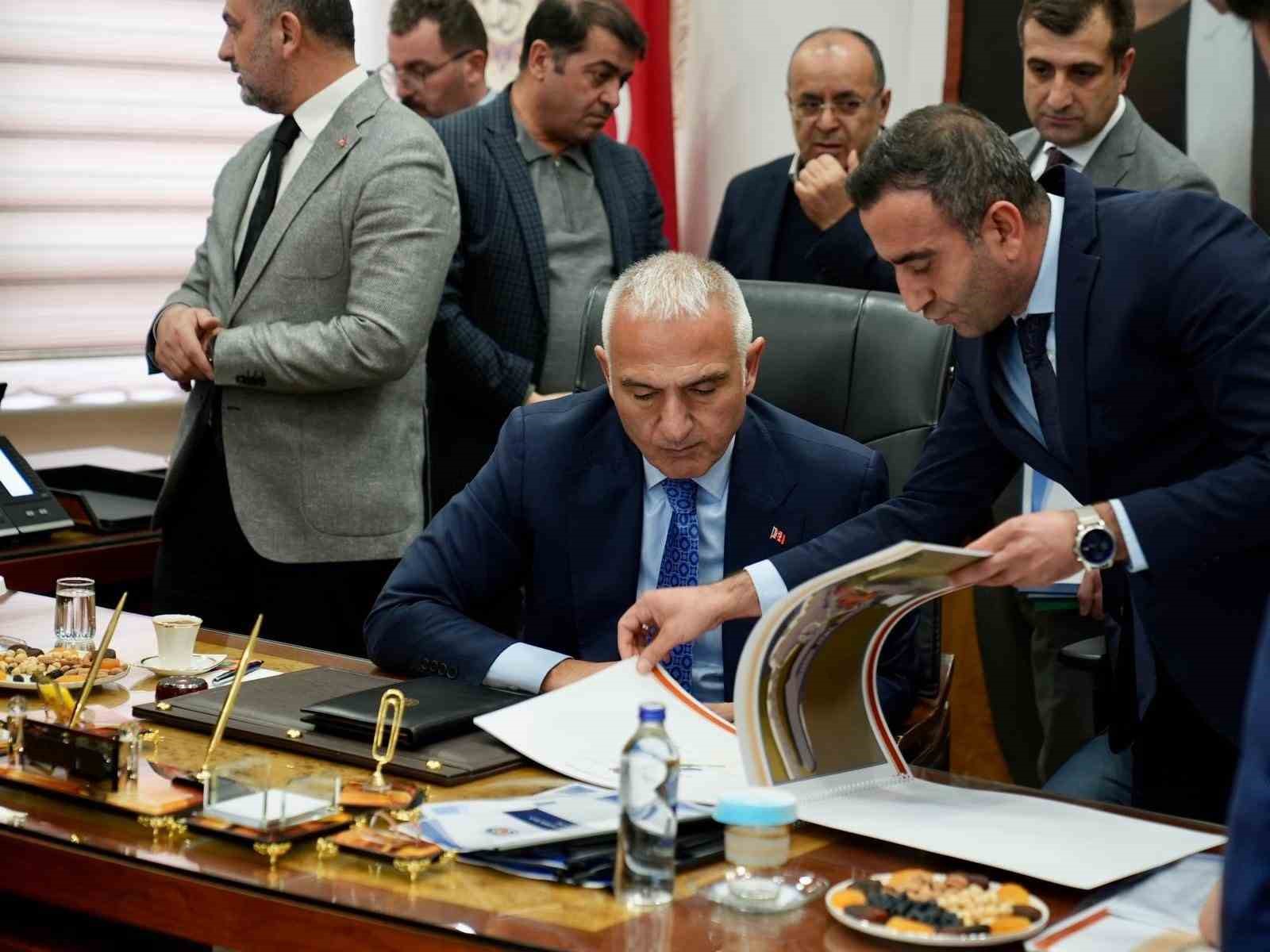 Akçadağ’ın turizm projeleri Bakan Ersoy’a sunuldu
