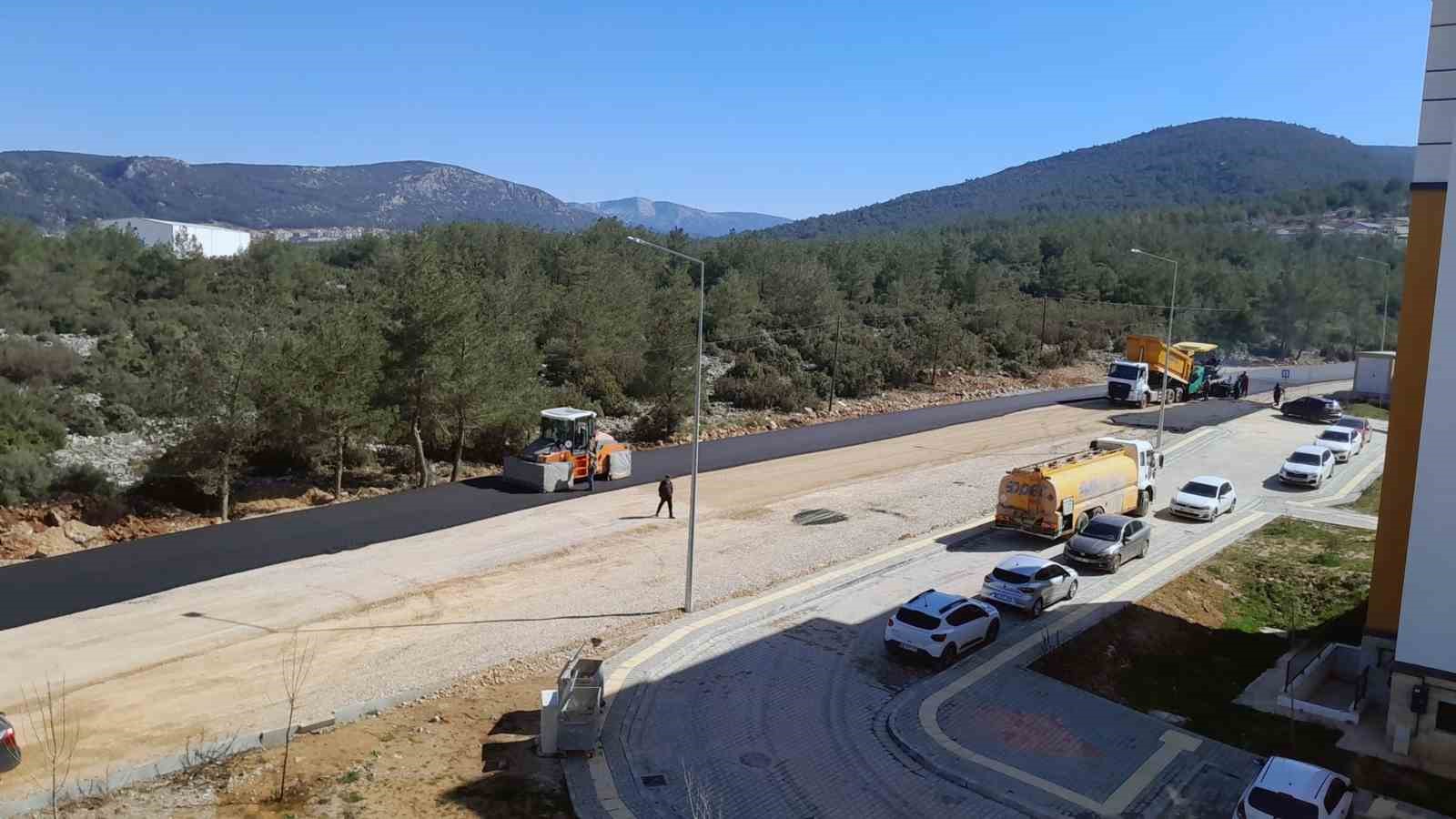 Akçaova TOKİ’de yol sorununu çözüldü
Akçaova TOKİ’de yol sorununu çözüldü