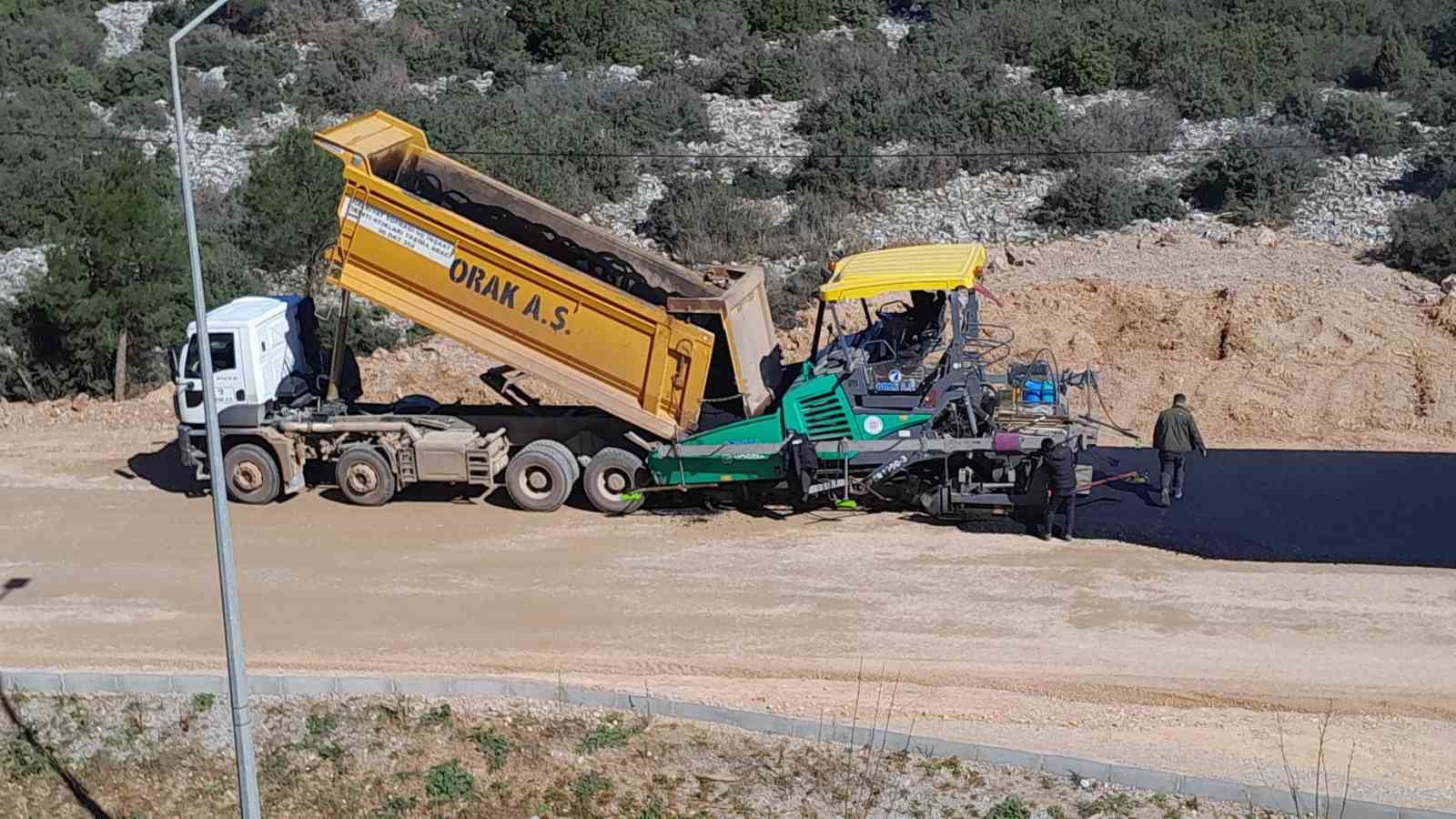 Akçaova TOKİ’de yol sorununu çözüldü
Akçaova TOKİ’de yol sorununu çözüldü