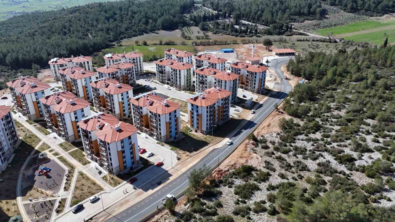 Akçaova TOKİ’de yol sorununu çözüldü
Akçaova TOKİ’de yol sorununu çözüldü