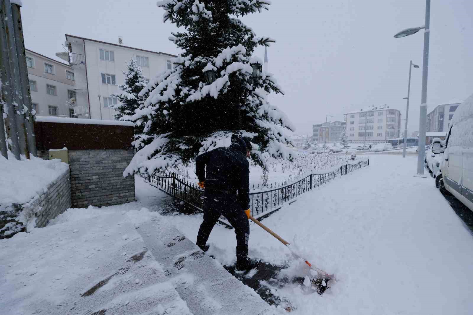 Akdağmadeni Belediyesi ekipleri karla mücadele için sahada

