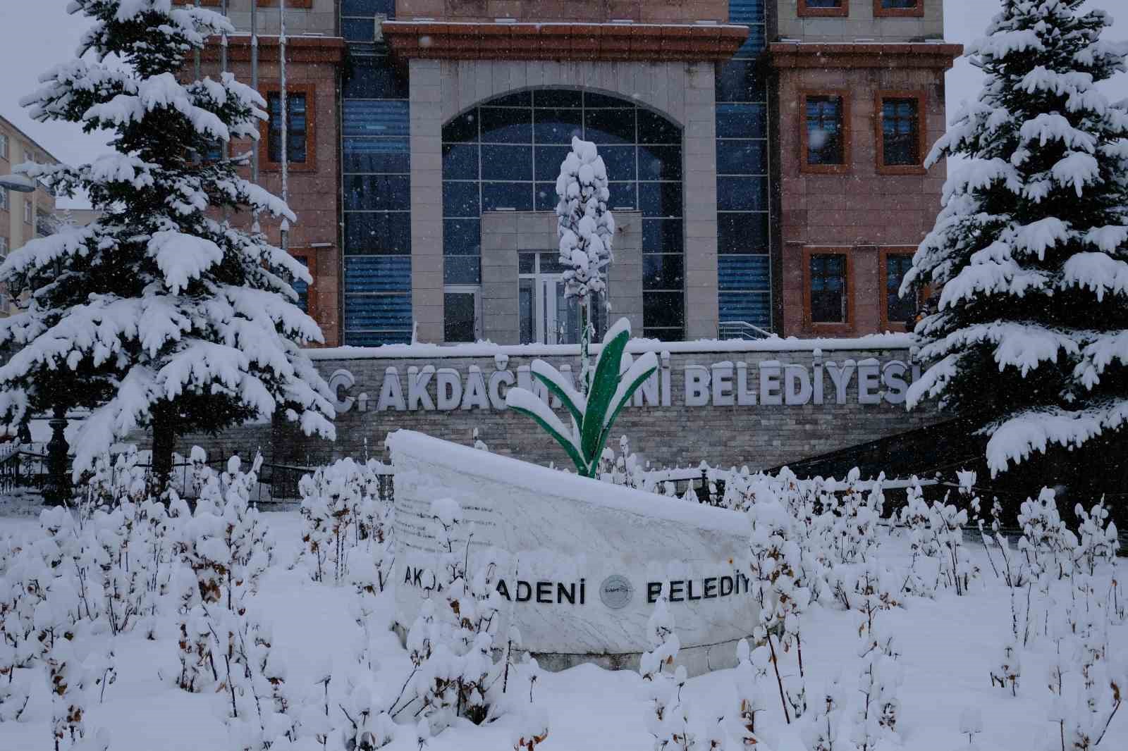 Akdağmadeni Belediyesi ekipleri karla mücadele için sahada
