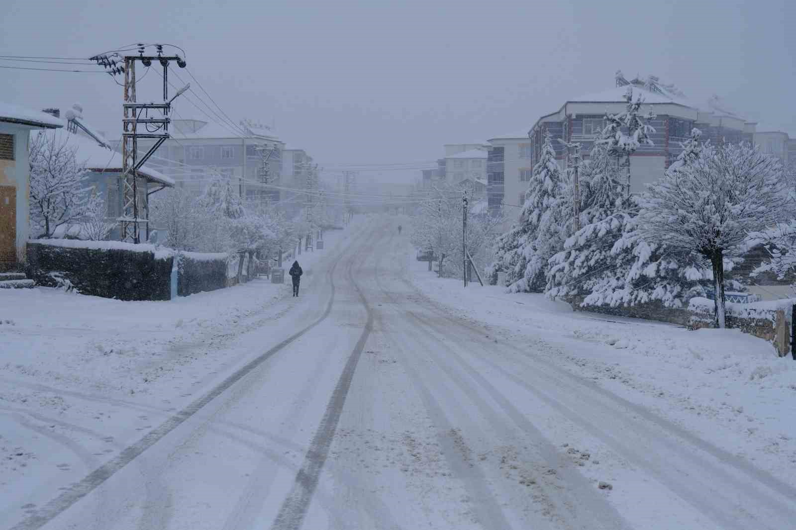 Akdağmadeni Belediyesi ekipleri karla mücadele için sahada
