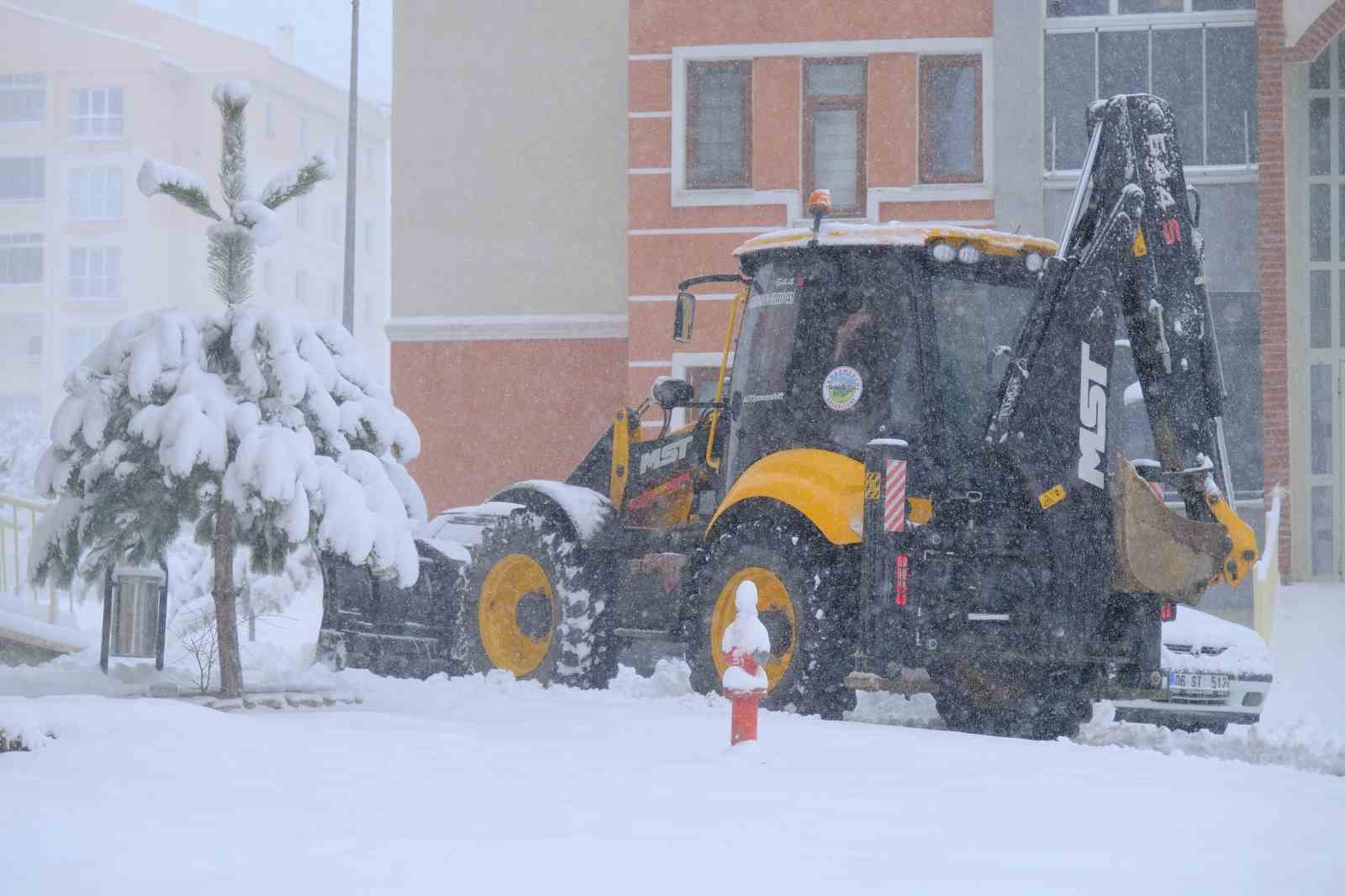 Akdağmadeni Belediyesi ekipleri karla mücadele için sahada

