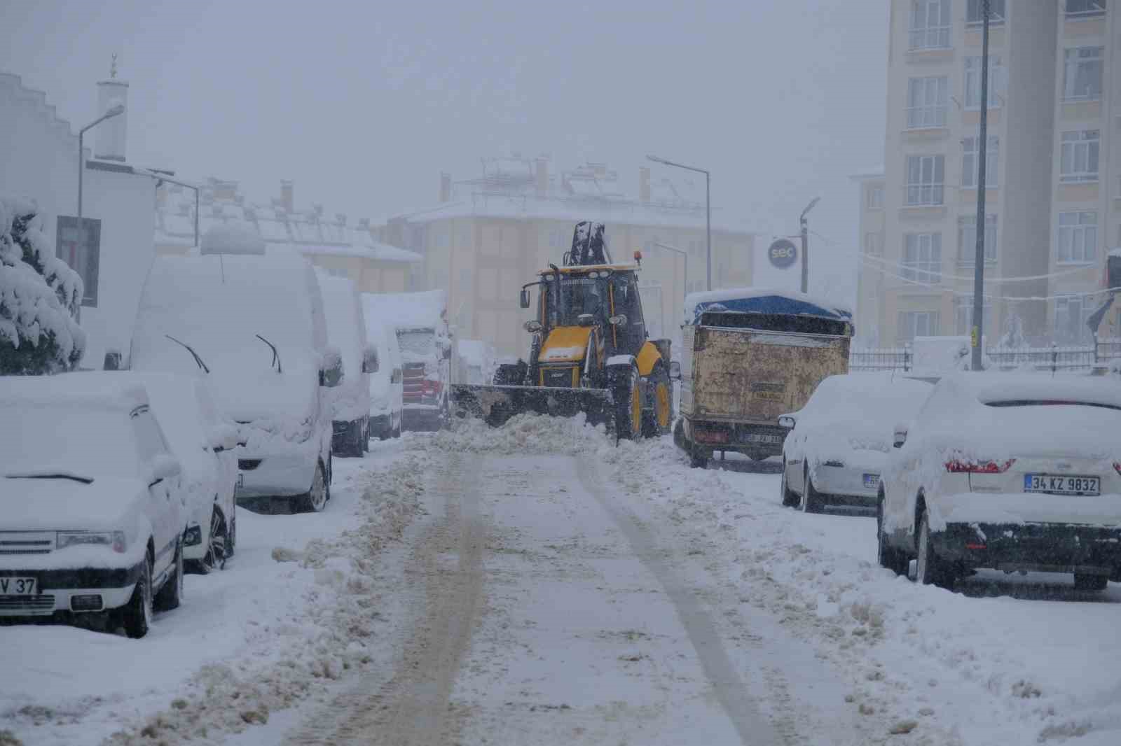 Akdağmadeni Belediyesi ekipleri karla mücadele için sahada
