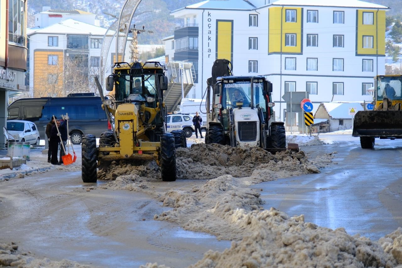 Akdağmadeni Belediyesi ekipleri yoğun kar mesaisinde
