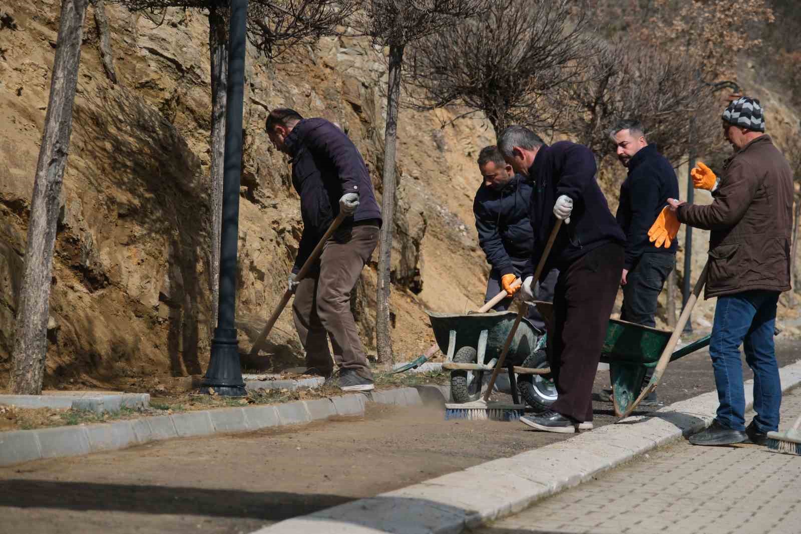 Akdağmadeni’nde bahar mesaisi: park ve bahçeler yenileniyor
