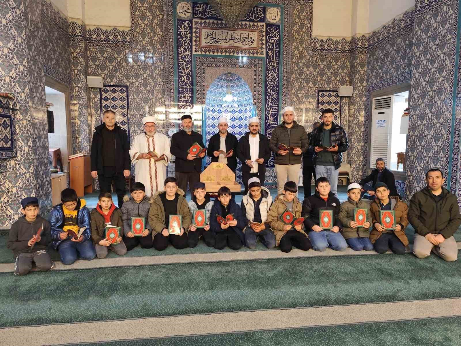 Akdağmadeni’nde gönülleri birleştiren proje: Hatim kumbarası
Akdağmadeni’nde gönülleri birleştiren proje: Hatim kumbarası