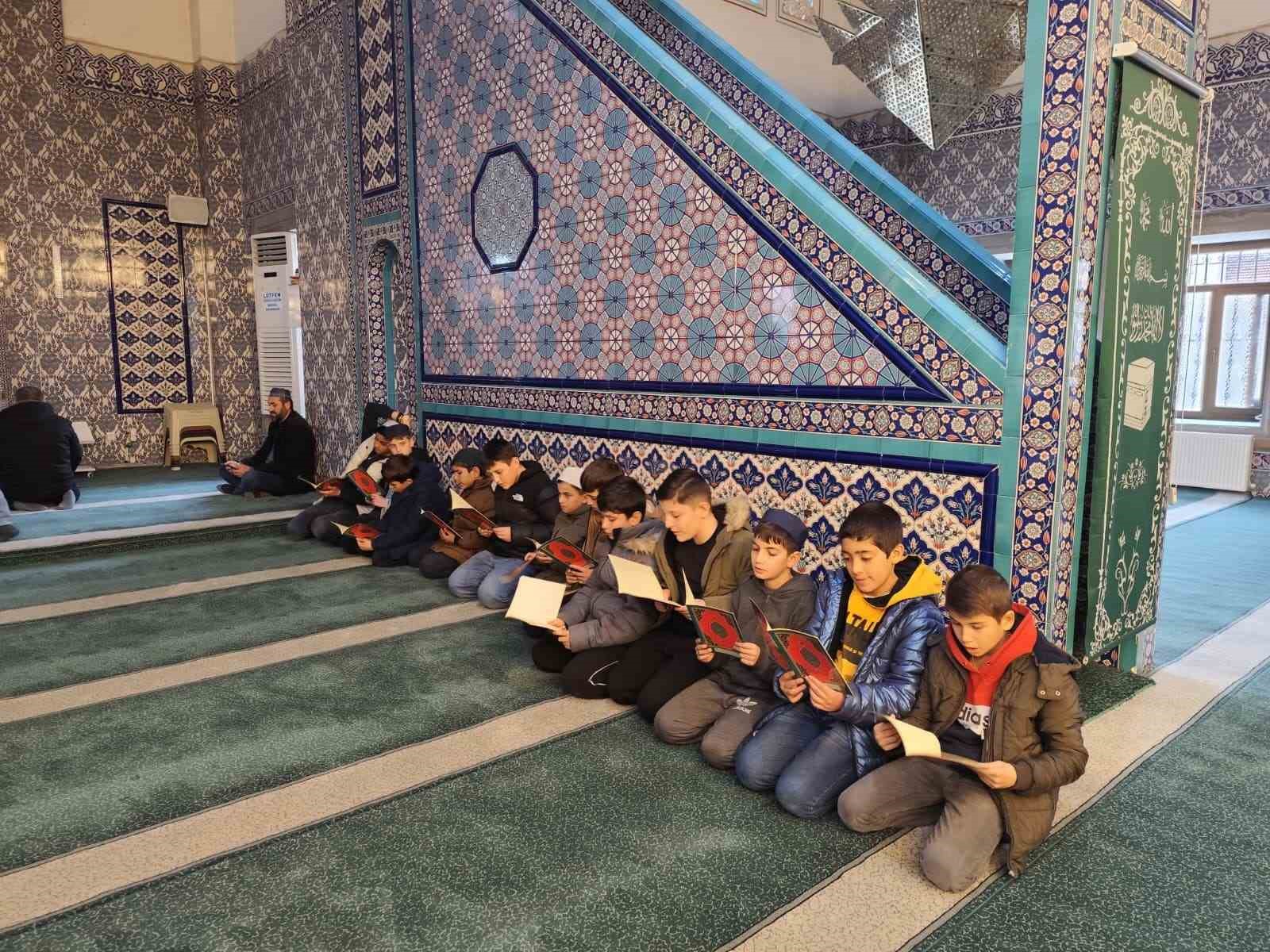 Akdağmadeni’nde gönülleri birleştiren proje: Hatim kumbarası
Akdağmadeni’nde gönülleri birleştiren proje: Hatim kumbarası