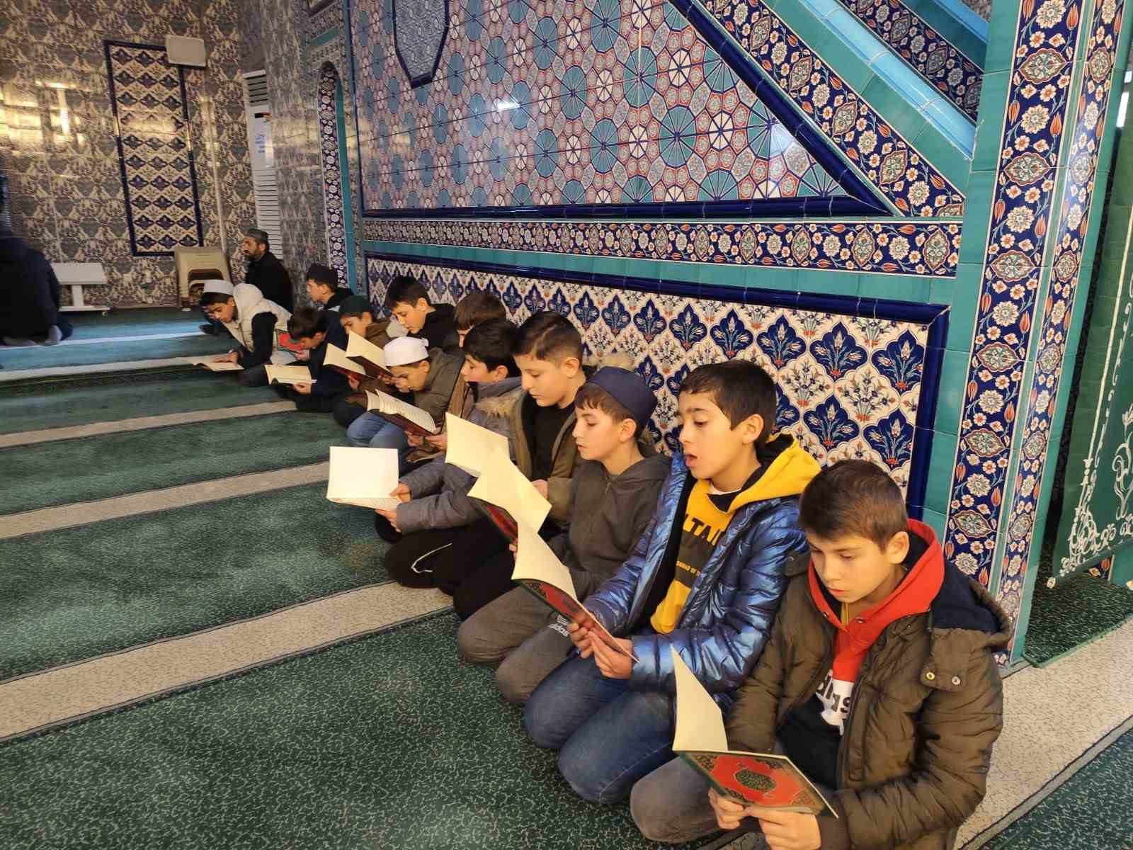 Akdağmadeni’nde gönülleri birleştiren proje: Hatim kumbarası
Akdağmadeni’nde gönülleri birleştiren proje: Hatim kumbarası