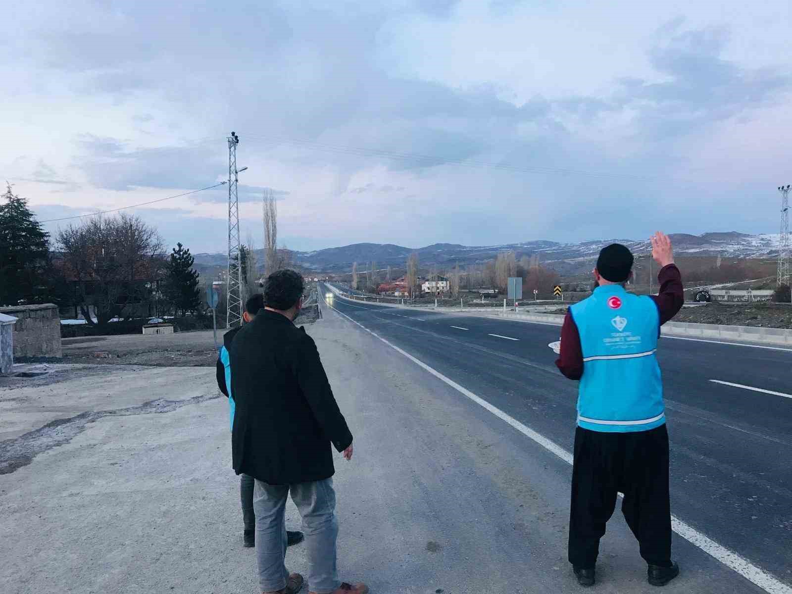 Akdağmadeni’nde yolculara ‘iftara 5 kala’ sürprizi
