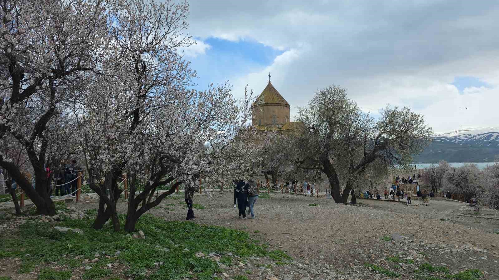 Akdamar Adası’nda 23 Nisan yoğunluğu
