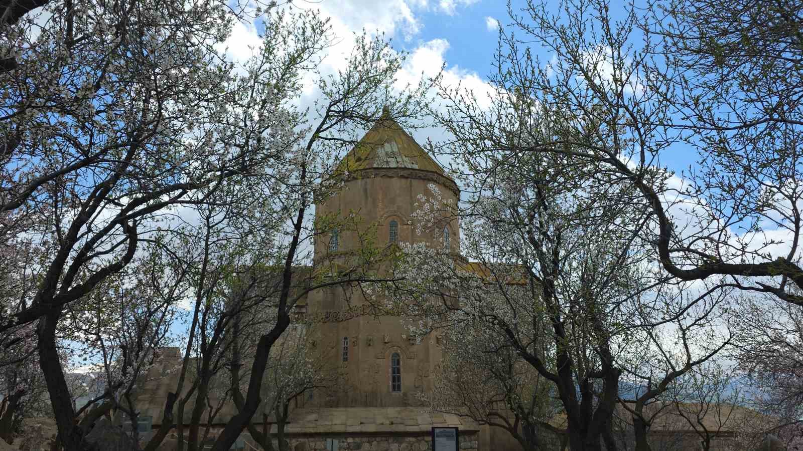 Akdamar Adası’nda 23 Nisan yoğunluğu
