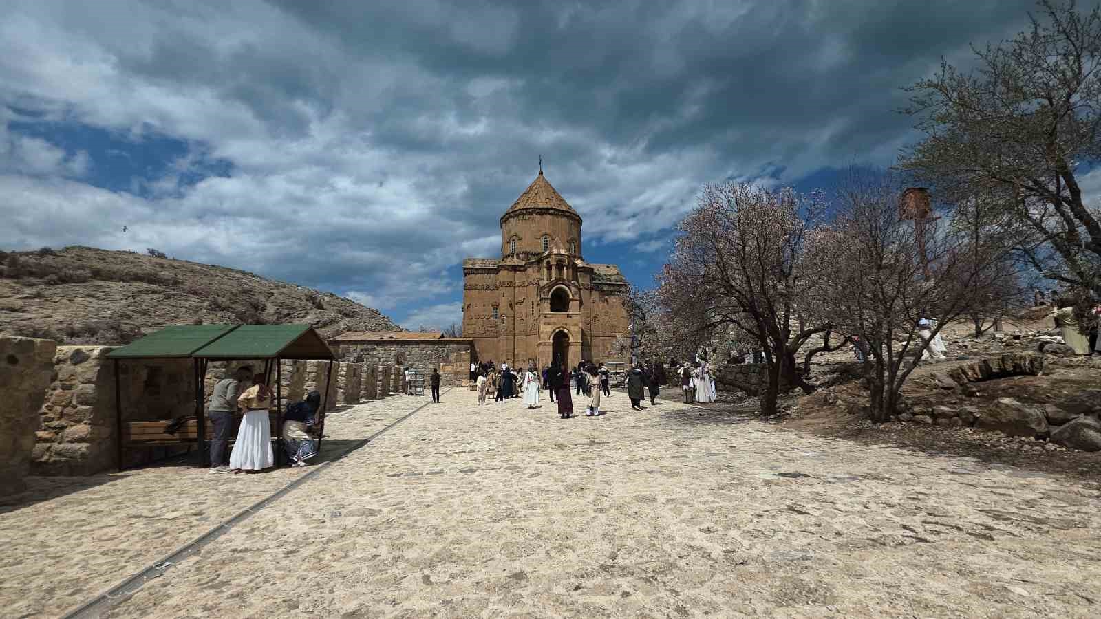 Akdamar Adası’nda 23 Nisan yoğunluğu
