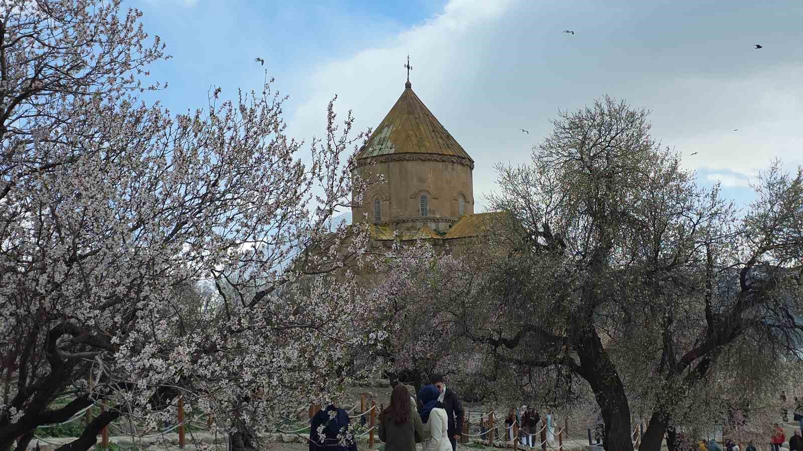 Akdamar Adası’nda 23 Nisan yoğunluğu
