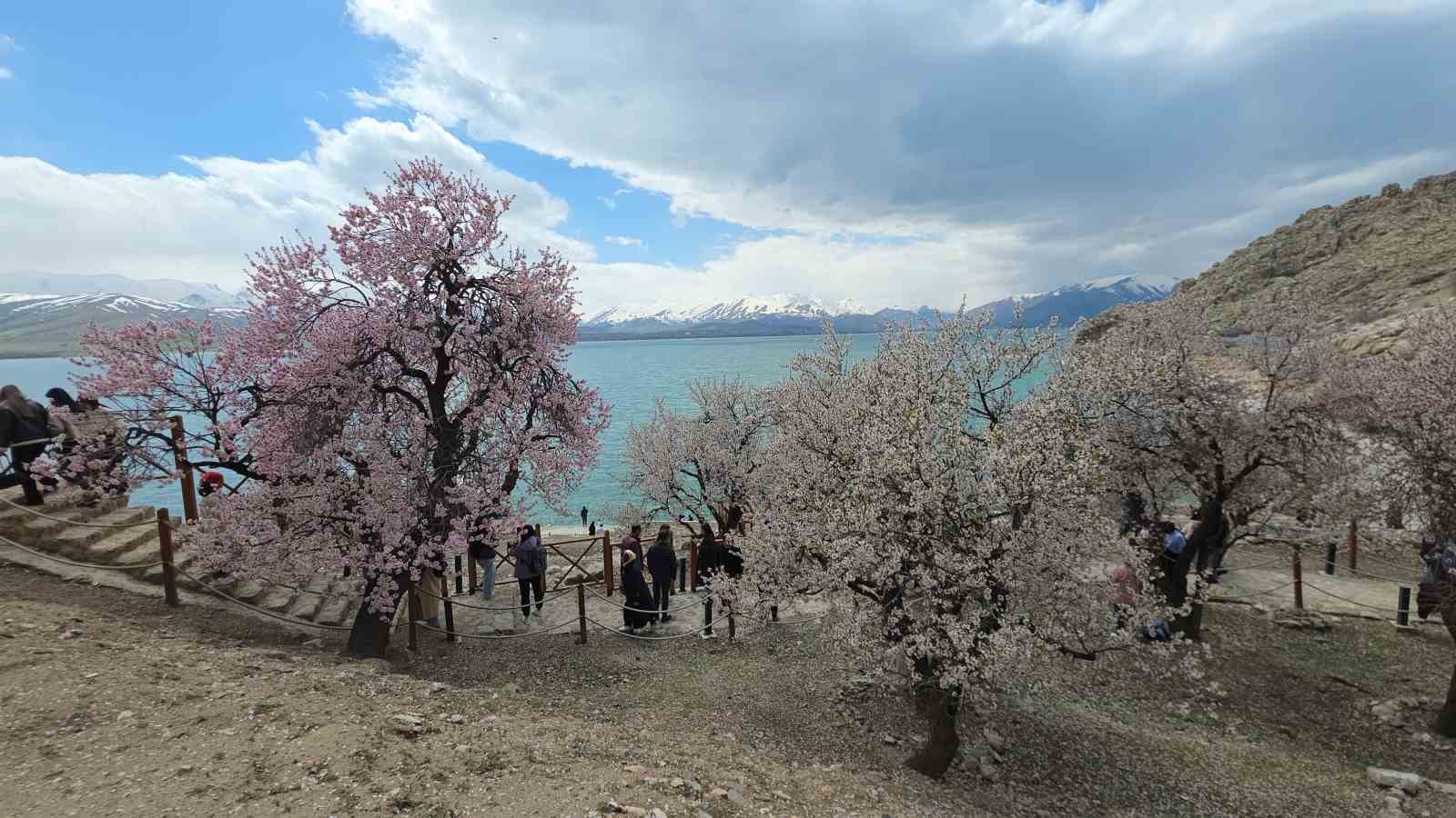 Akdamar Adası’nda 23 Nisan yoğunluğu
