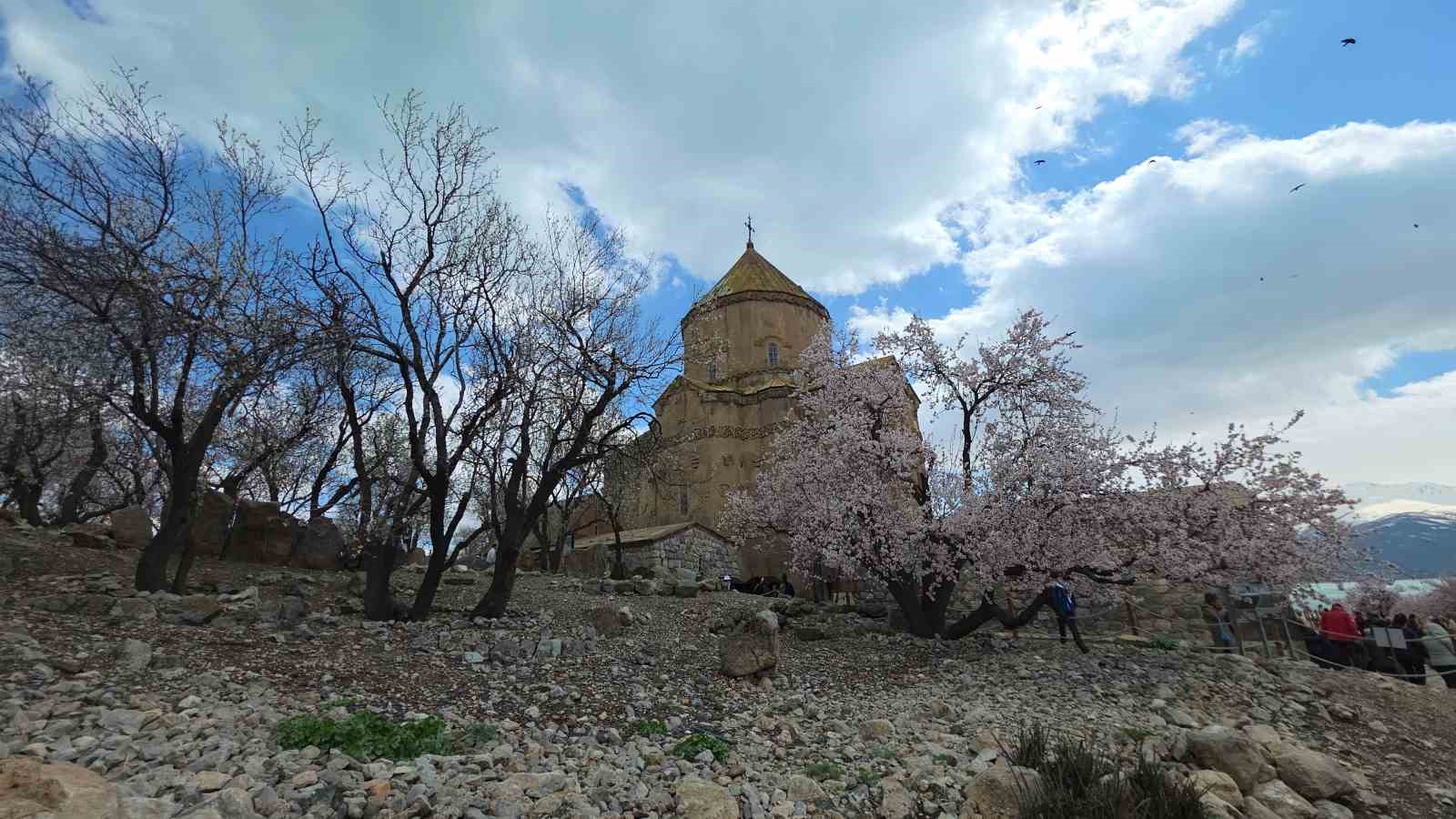 Akdamar Adası’nda 23 Nisan yoğunluğu
