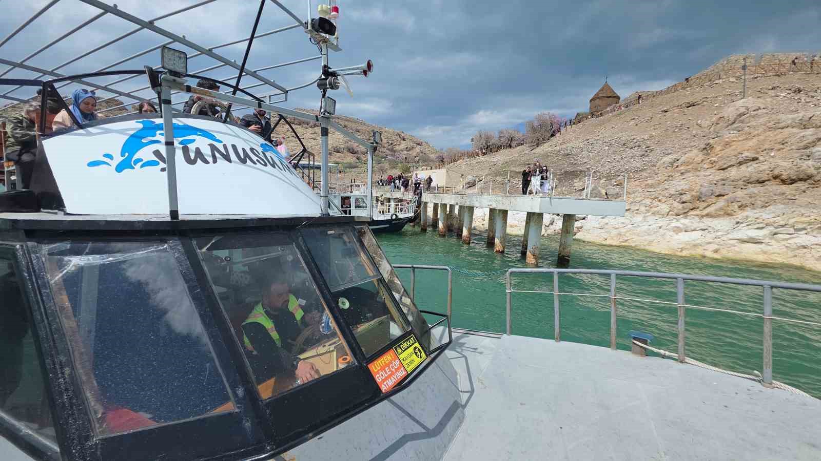 Akdamar Adası’nda 23 Nisan yoğunluğu
