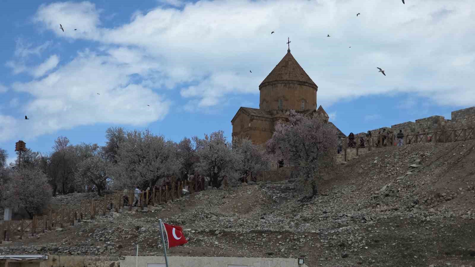 Akdamar Adası’nda 23 Nisan yoğunluğu
