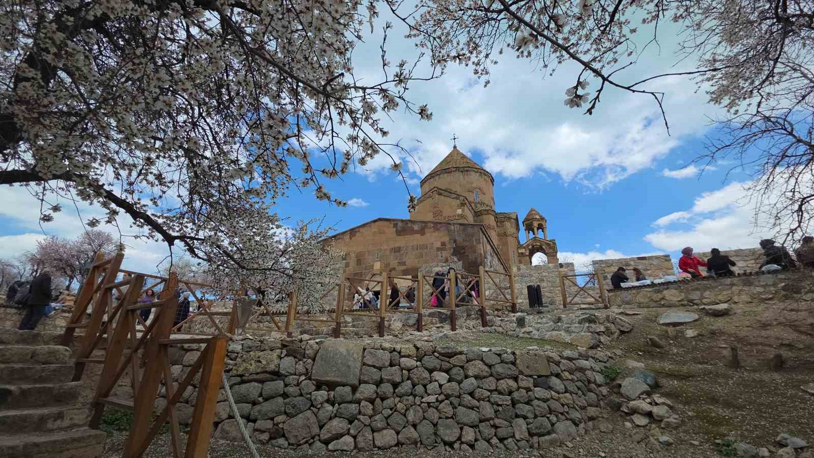 Akdamar Adası’nda renk cümbüşü
