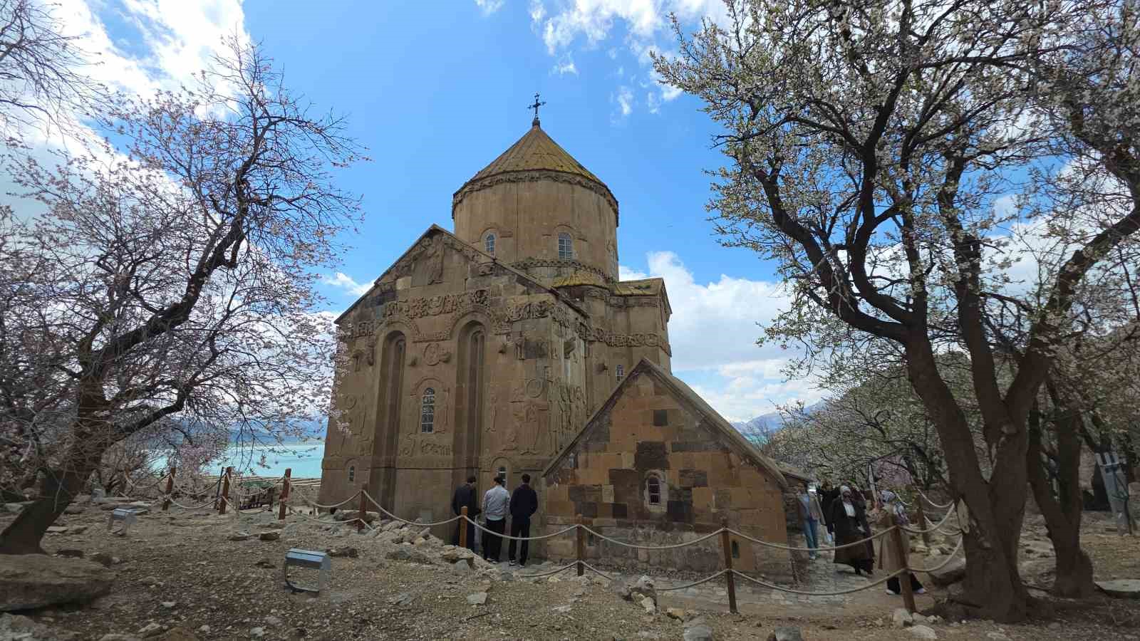 Akdamar Adası’nda renk cümbüşü
