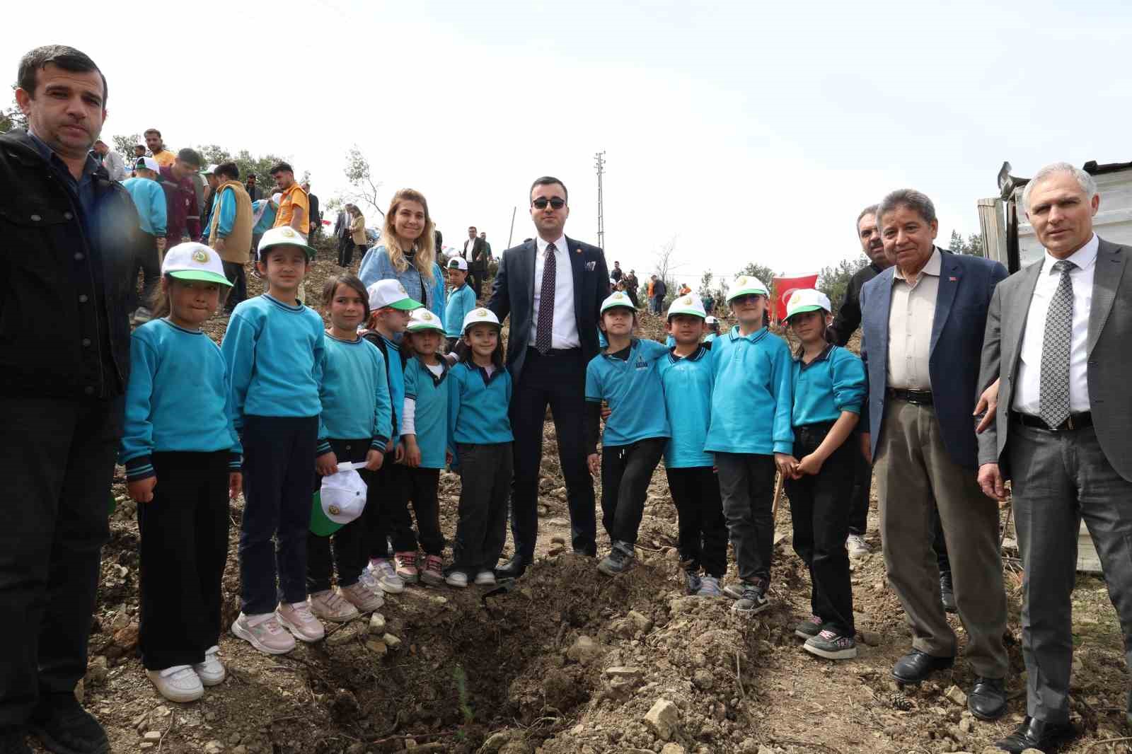 Akdam’da 1000 fidan toprakla buluştu
