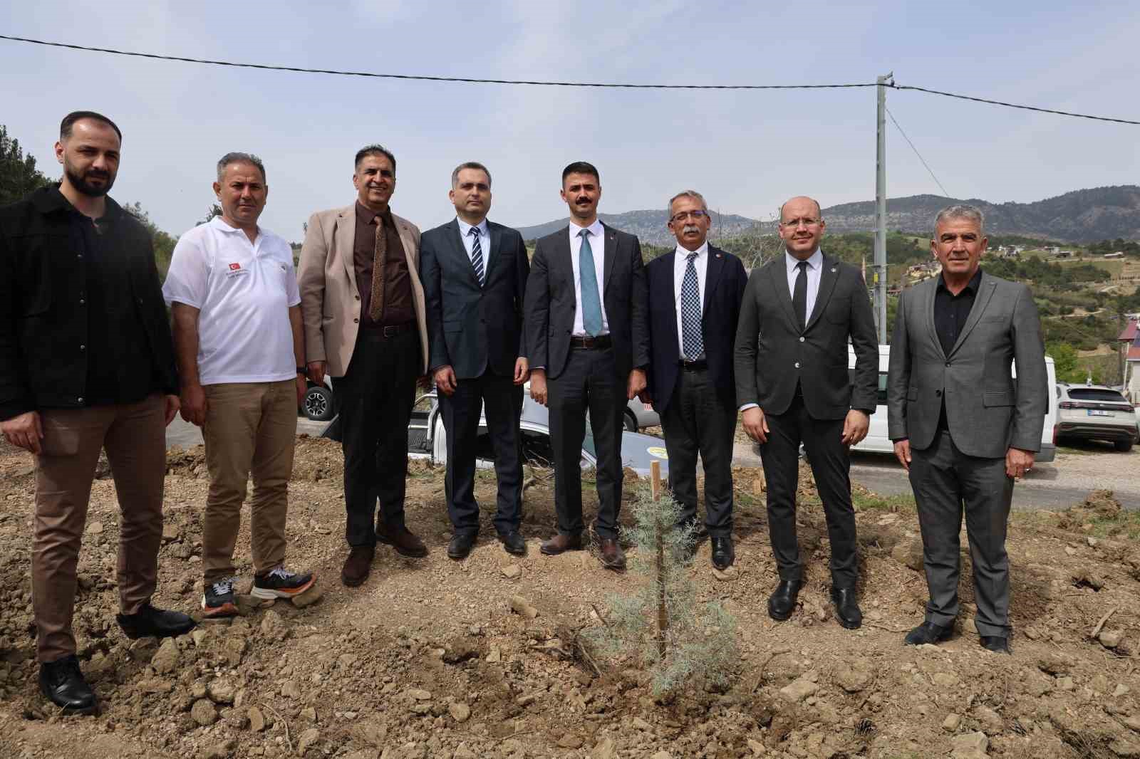 Akdam’da 1000 fidan toprakla buluştu
