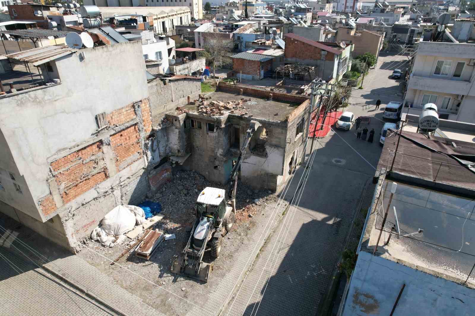 Akdeniz Belediyesi metruk binaları kontrollü şekilde yıkıyor
