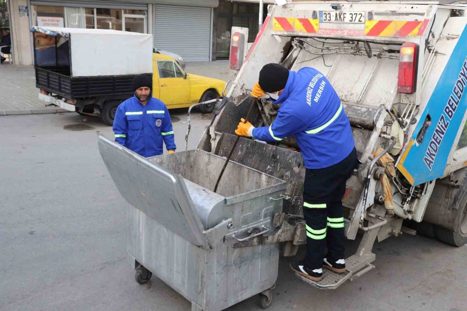 Akdeniz Belediyesinden konteynerlere kapsamlı temizlik çalışması
