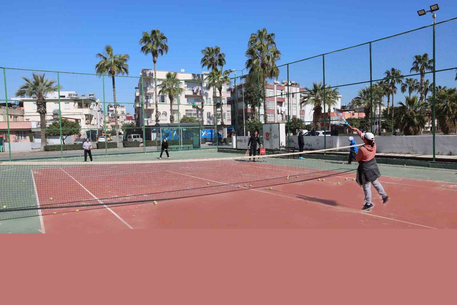 Akdeniz Belediyesinin tenis kursu genç yetenekleri yetiştiriyor
