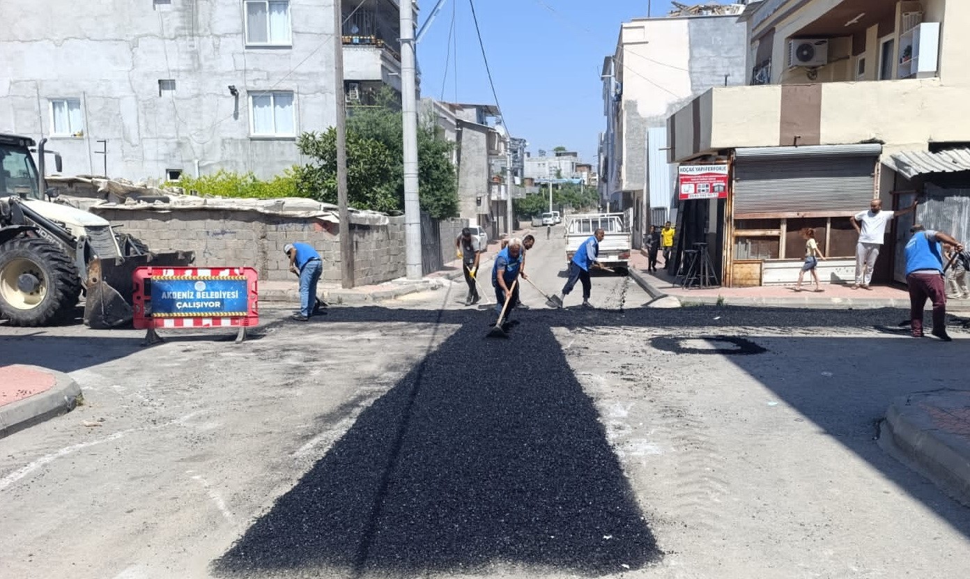 Akdeniz’de 65 mahallede kesintisiz yol çalışması

