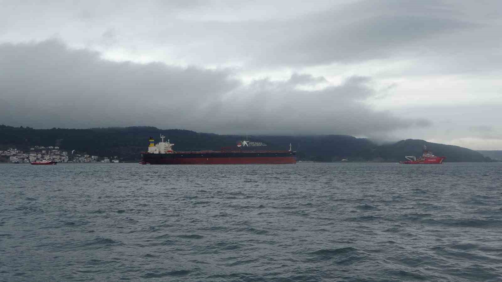 Akdeniz’de İHA ile vurulan, Bozcaada’da fırtına nedeniyle karaya oturan tanker bakım için Yalova’ya götürülüyor
