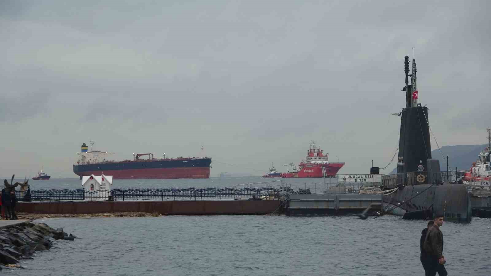 Akdeniz’de İHA ile vurulan, Bozcaada’da fırtına nedeniyle karaya oturan tanker bakım için Yalova’ya götürülüyor
