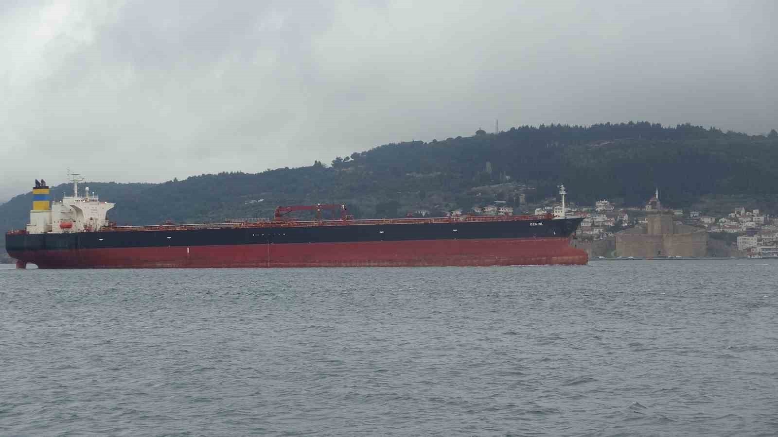 Akdeniz’de İHA ile vurulan, Bozcaada’da fırtına nedeniyle karaya oturan tanker bakım için Yalova’ya götürülüyor

