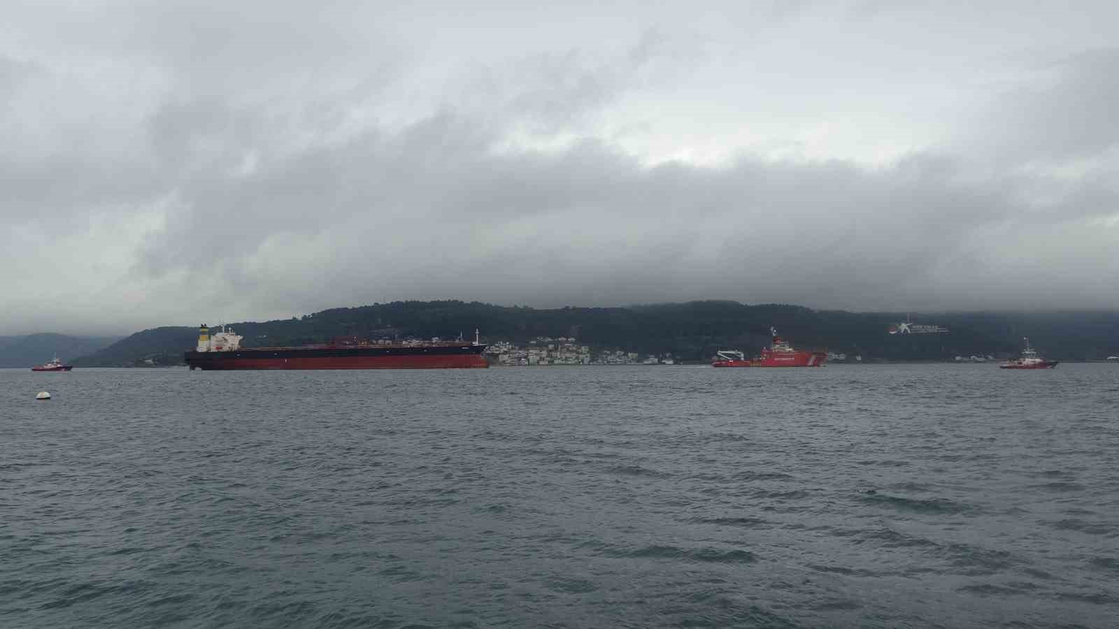 Akdeniz’de İHA ile vurulan, Bozcaada’da fırtına nedeniyle karaya oturan tanker bakım için Yalova’ya götürülüyor
