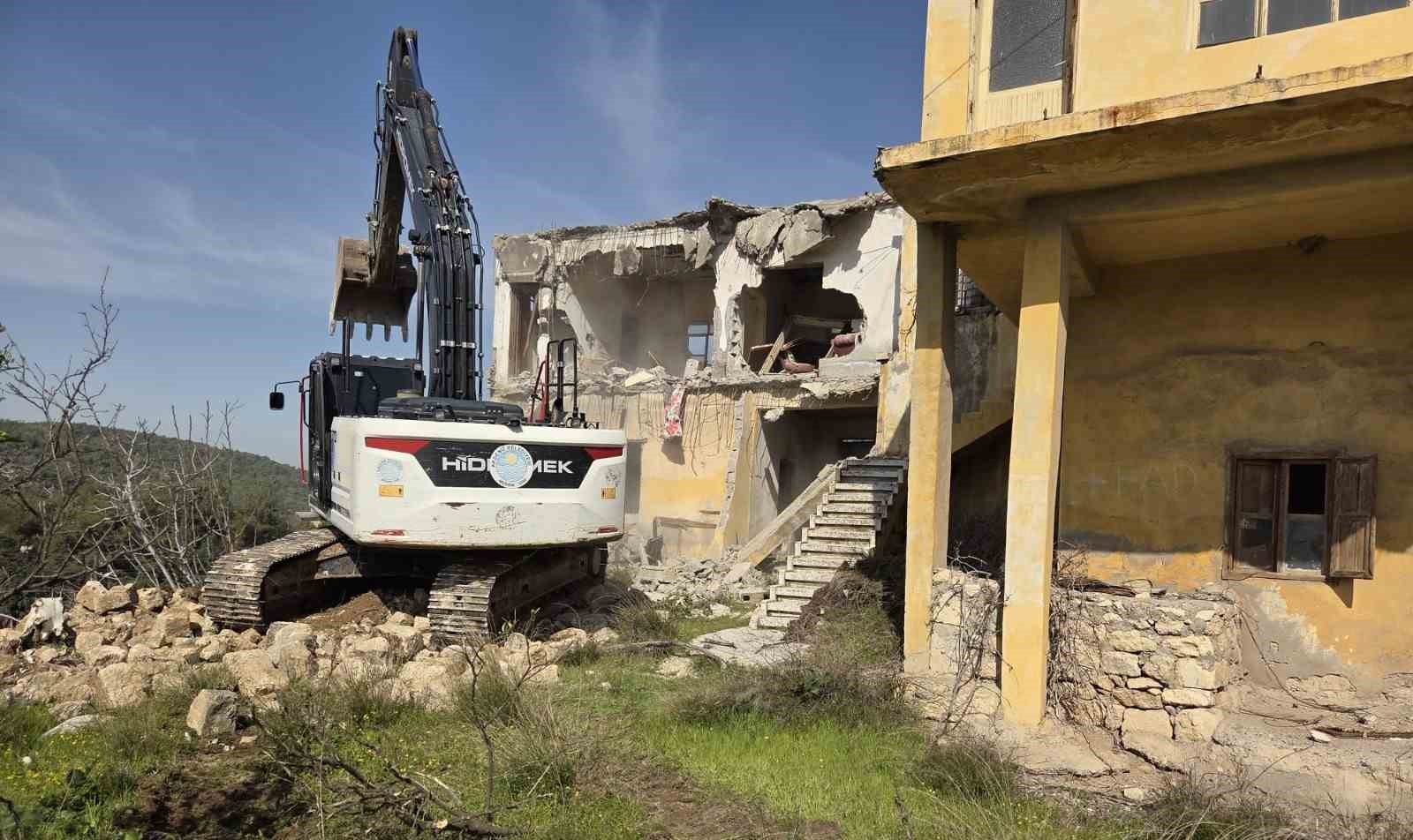 Akdeniz’de metruk binalar bir bir yıkılıyor
