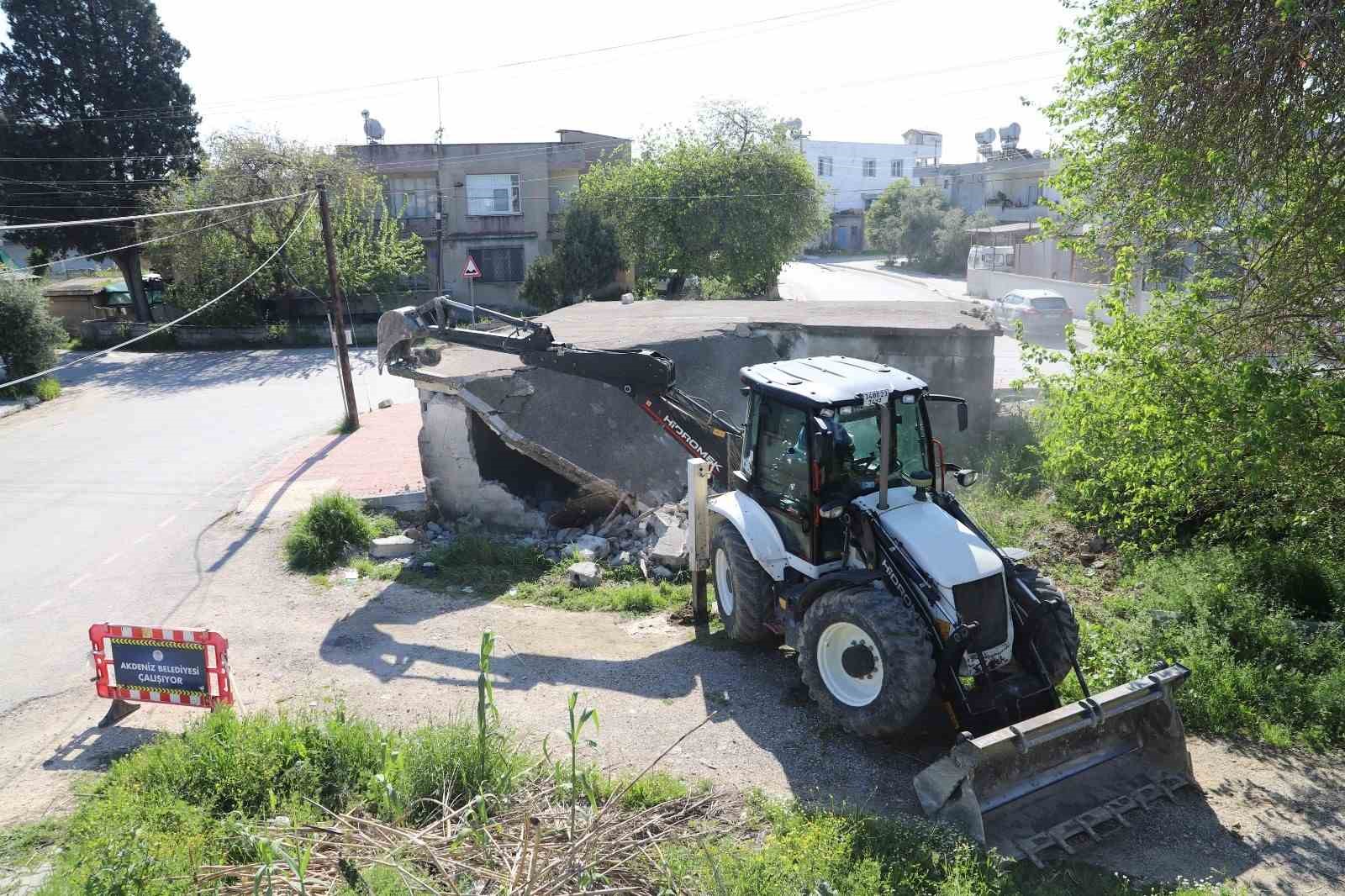 Akdeniz’de tehlike saçan metruk yapılar yıkılıyor
