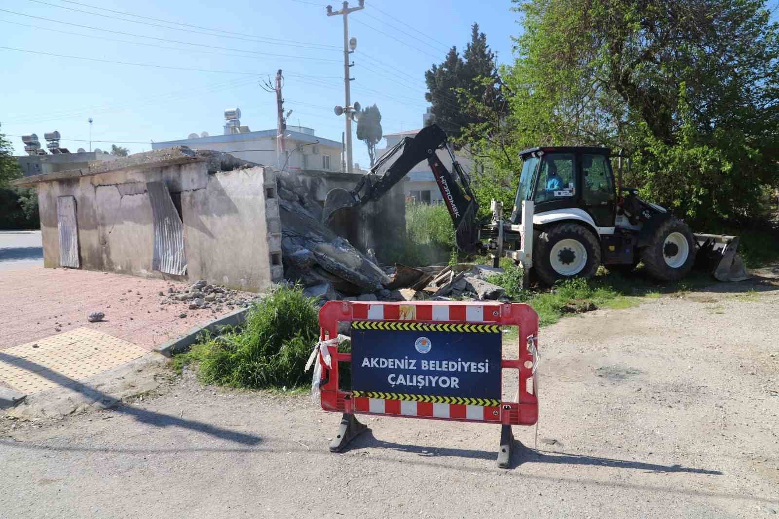 Akdeniz’de tehlike saçan metruk yapılar yıkılıyor
