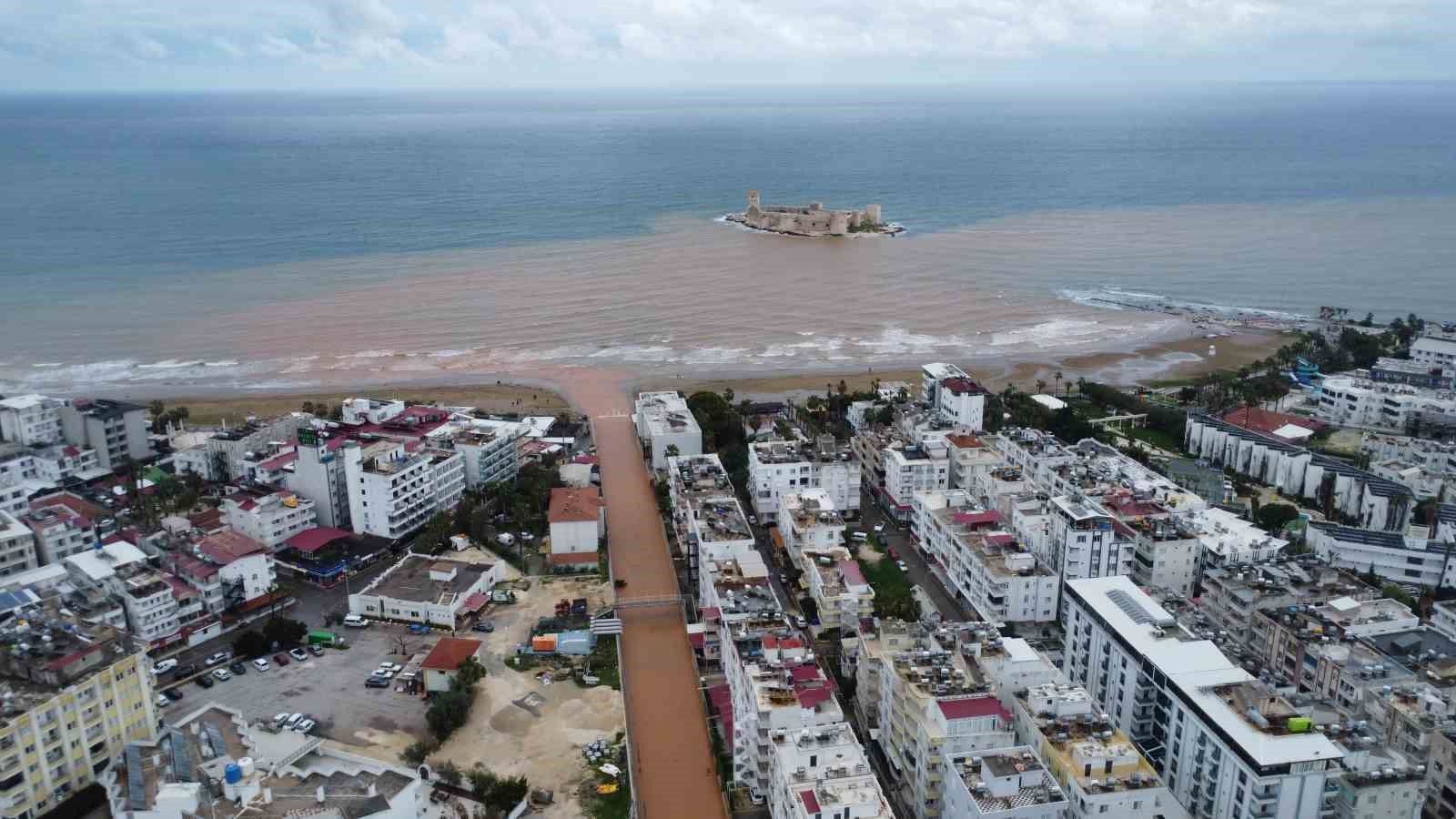 Akdeniz’e akan sel suları Kızkalesi çevresini kahverengiye bürüdü
