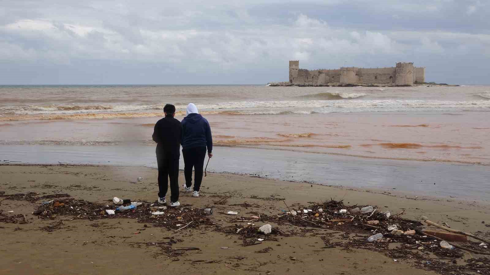 Akdeniz’e akan sel suları Kızkalesi çevresini kahverengiye bürüdü
