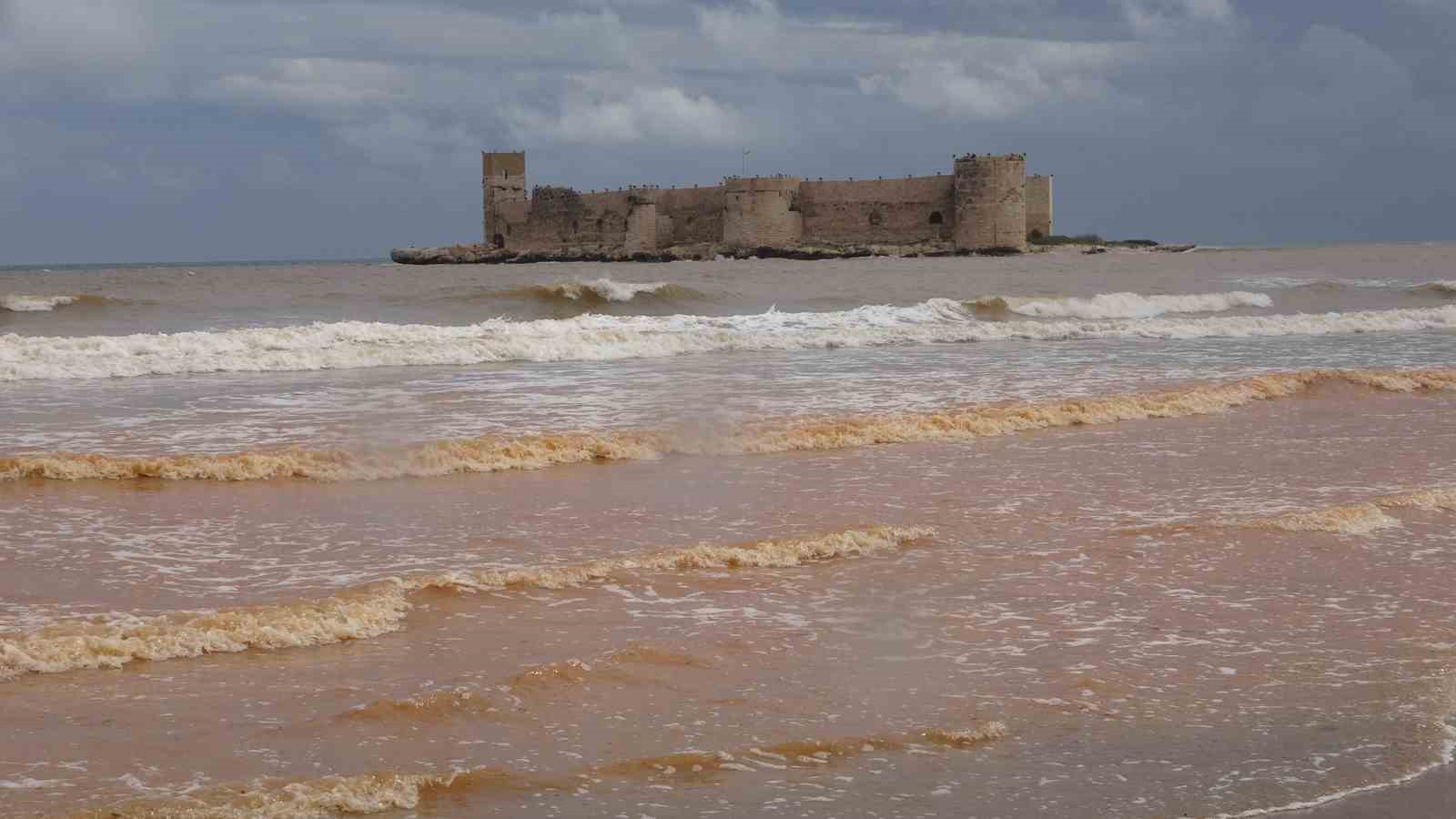 Akdeniz’e akan sel suları Kızkalesi çevresini kahverengiye bürüdü

