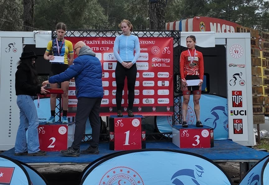 Akhisarlı bisikletçilerden Alanya’da çifte başarı
