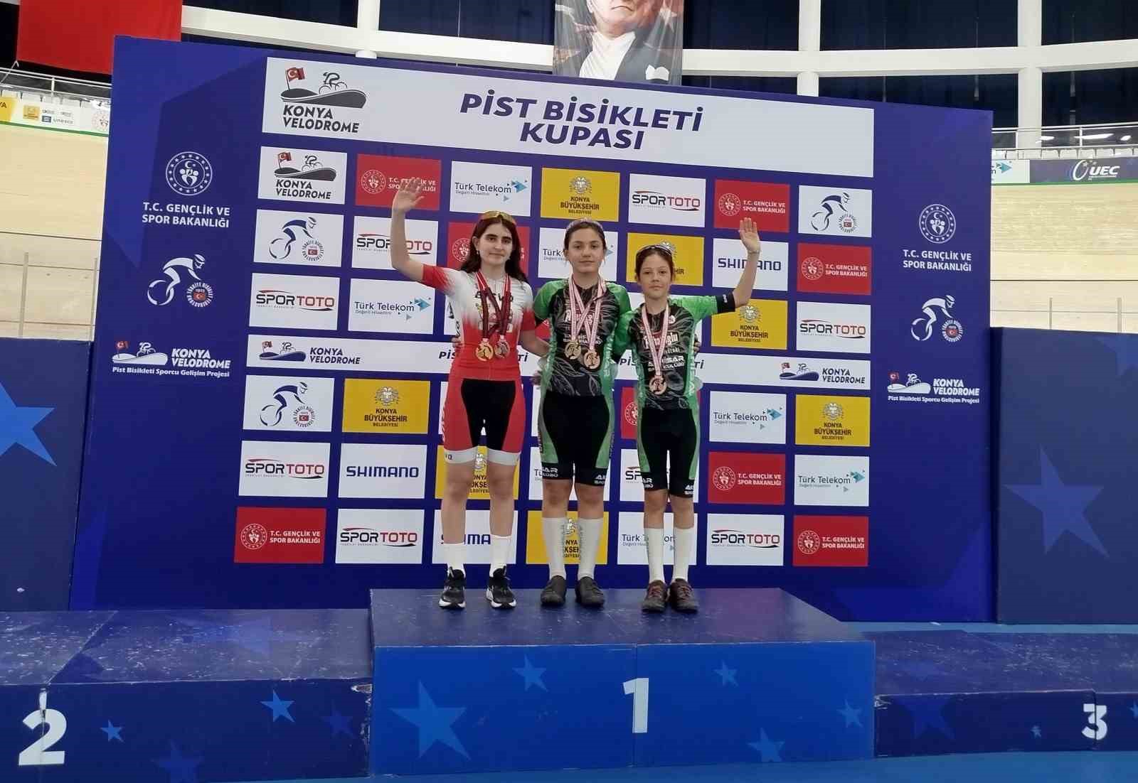 Akhisarlı pedallar Konya’da 3 günde 5 madalya kazandı

