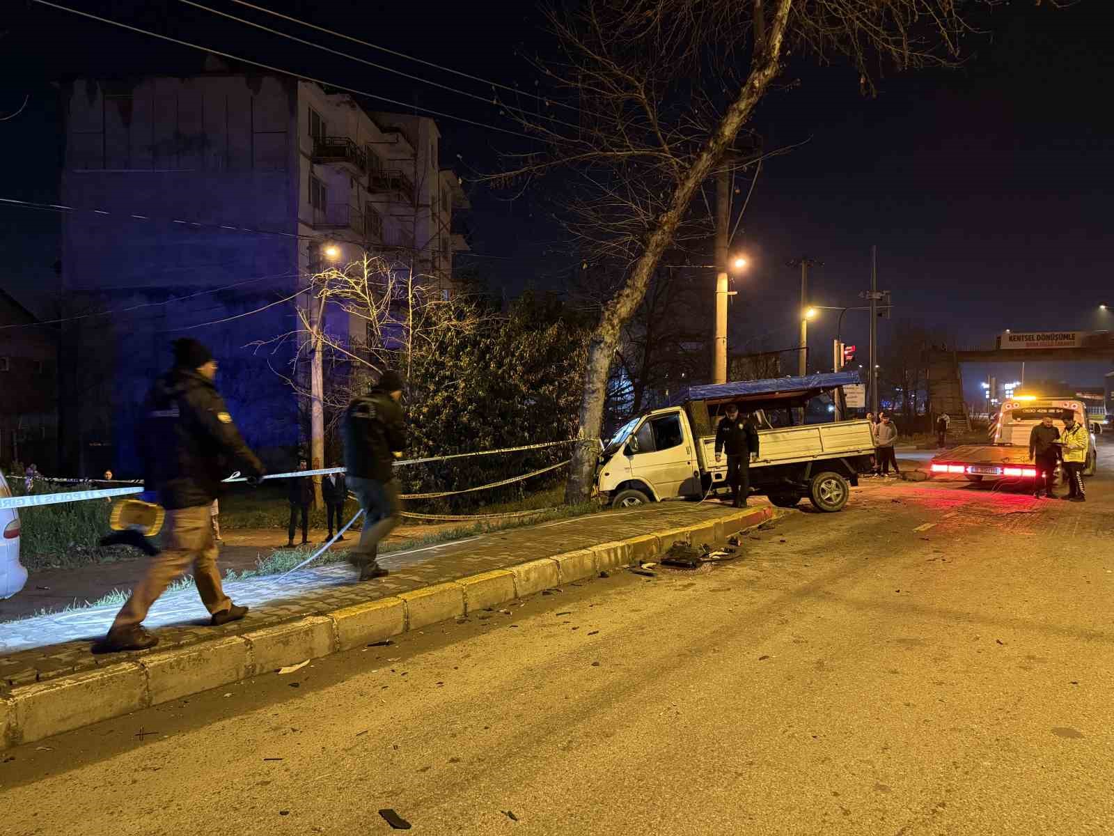 Akıl almaz kaza: Kamyonetler çarpıştı, savrulan stepne yayayı ağır yaraladı
