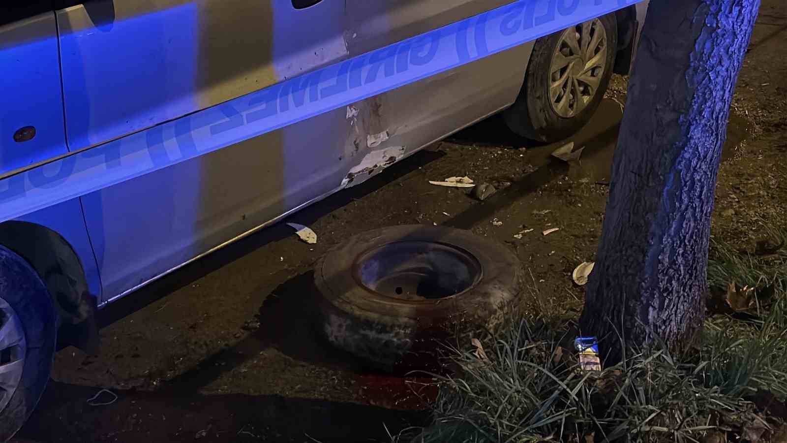 Akıl almaz kaza: Kamyonetler çarpıştı, savrulan stepne yayayı ağır yaraladı
